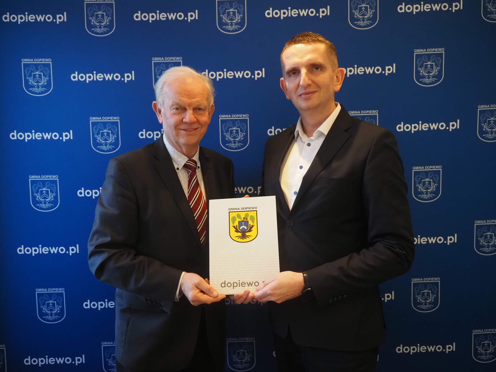 wójt gminy dopiewo sławomir skrzypczak oraz prezes firmy eltast stefan tatarek