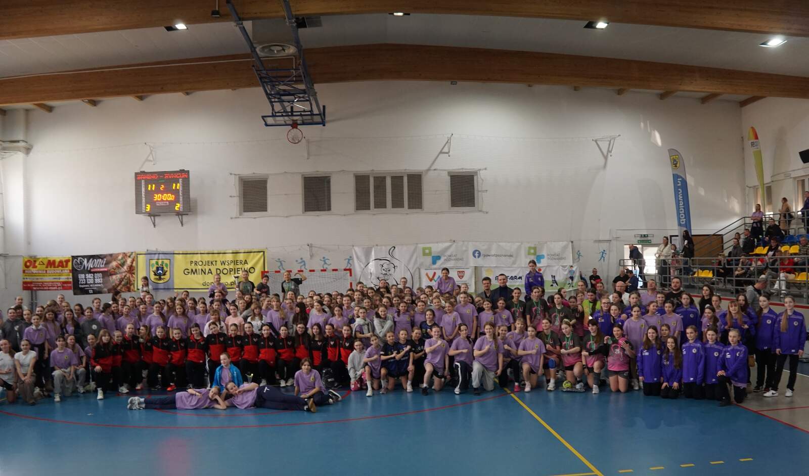 zdjęcie grupowe uczestniczek zawodów