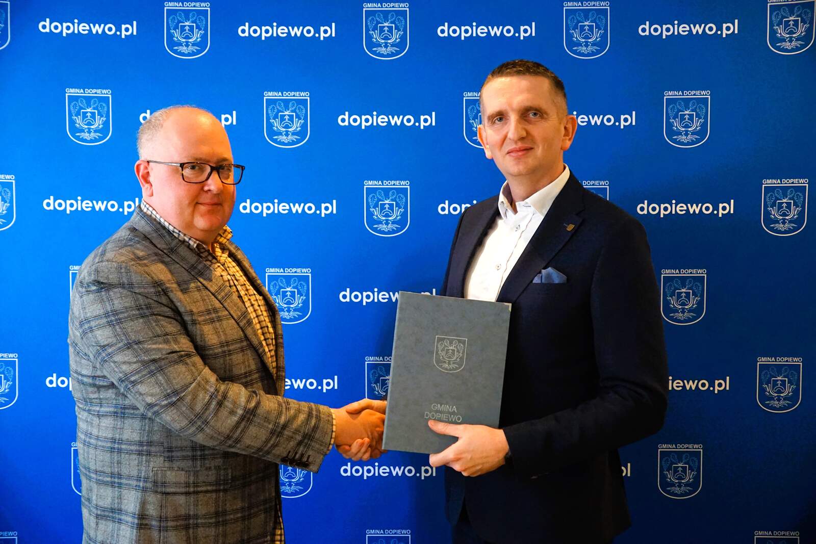 Wójt Gminy Dopiewo Sławomir Skrzypczak i Maciej Nowak, właściciel firmy DROG-CAD