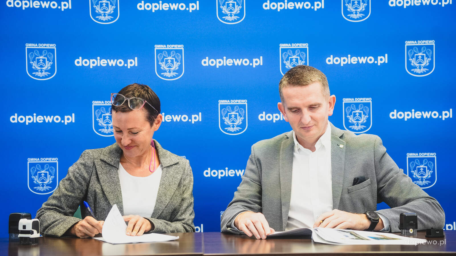 podpisanie umowy na rozbudowę szkoły w Dąbrowie