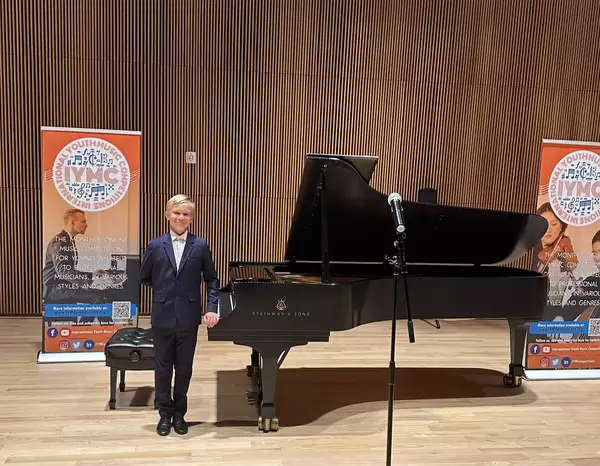 Daniel Kaźmierczak przy fortepianie przed koncertem w USA