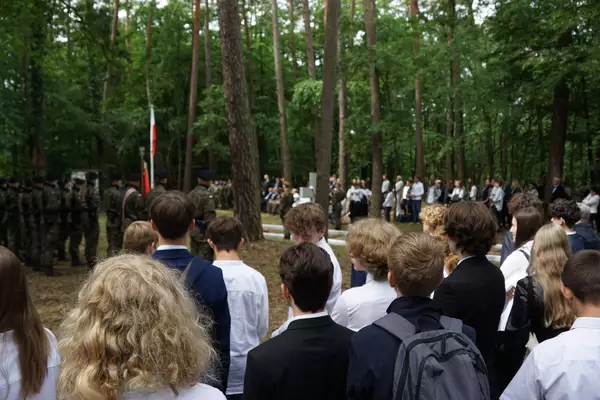 Uczestnicy wydarzenia w lesie - w miejscu pamięci