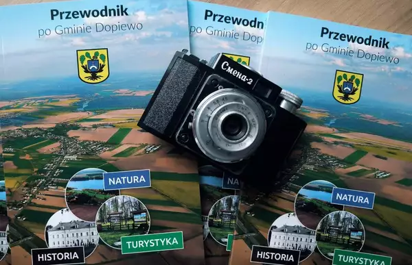 Aparat fotograficzny położony na przewodniku