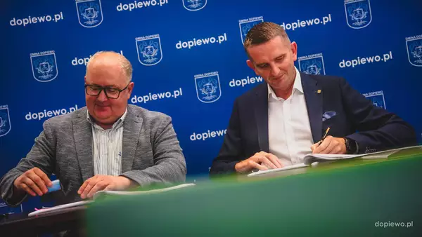 podpisanie umowy na projektowanie DWT i trzy ul. w Dopiewie 
