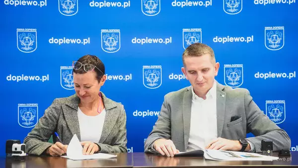 podpisanie umowy na rozbudowę szkoły w Dąbrowie