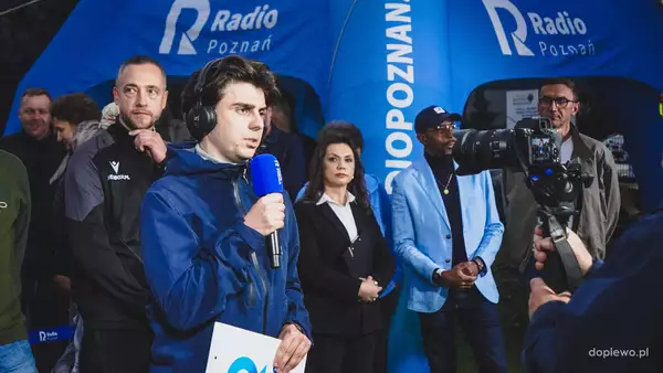 Audycja Radia Poznań na boisku w Dopiewcu
