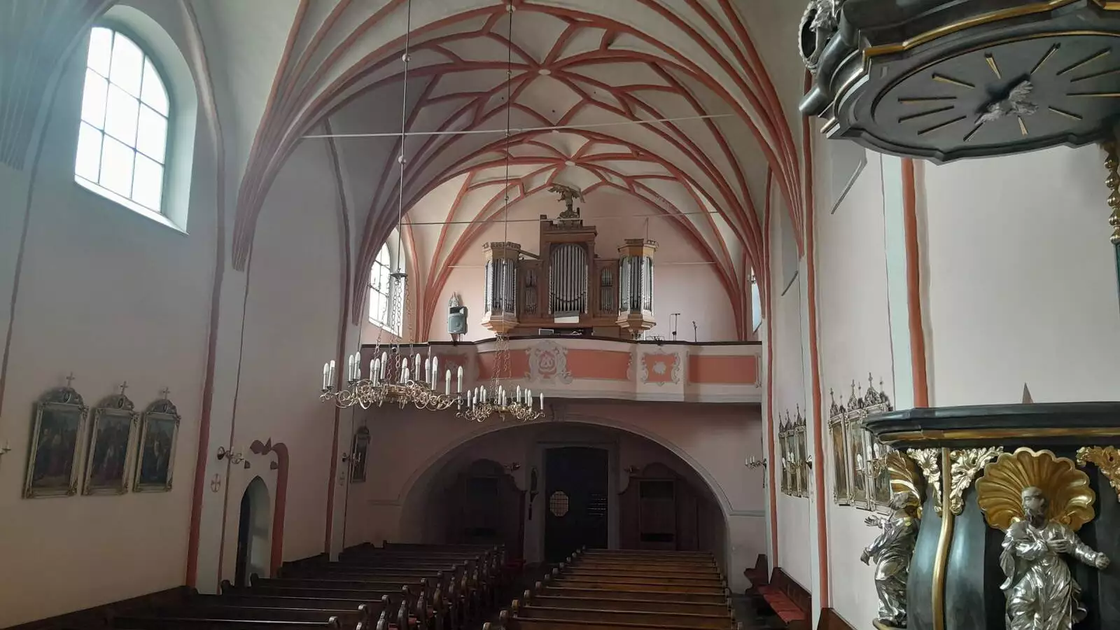 Wnętrze kościoła w Konarzewie