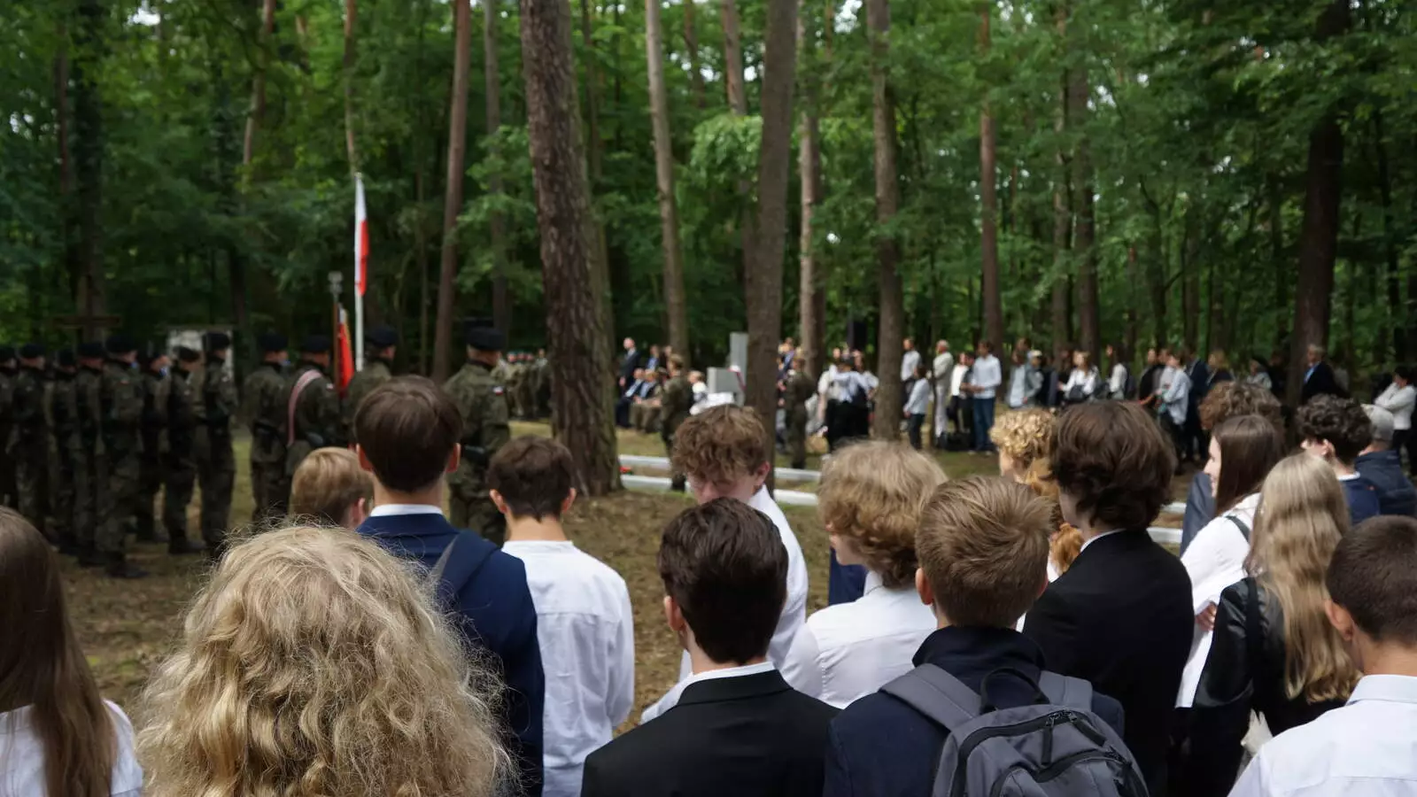 Uczestnicy wydarzenia w lesie - w miejscu pamięci