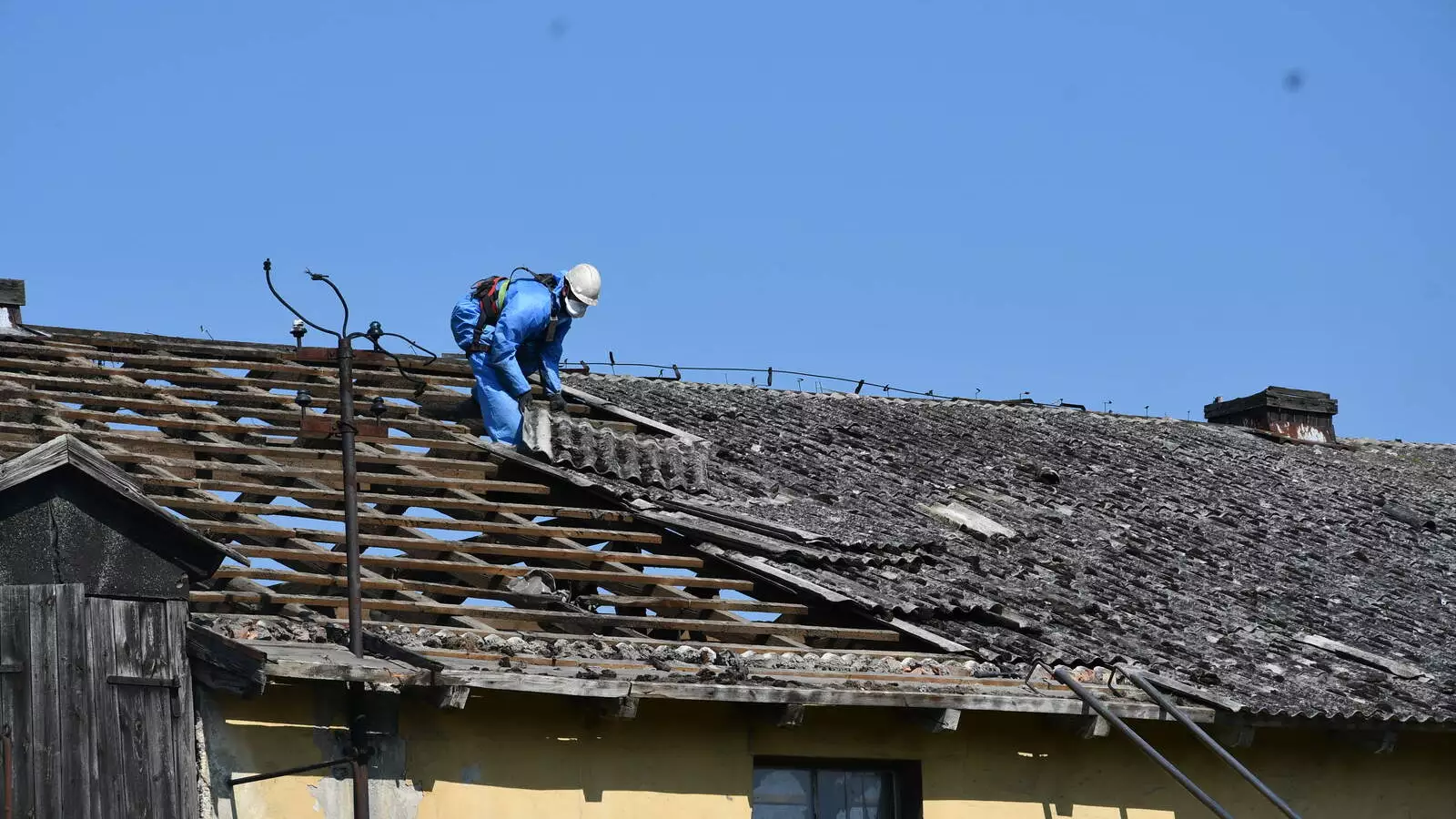 Rozbiórka dachu ZUK z azbestem