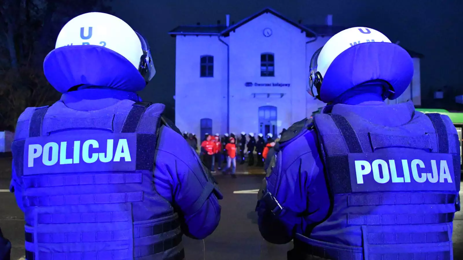 Kibice przyjazd palędzie policja