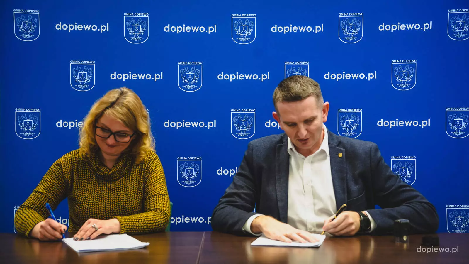 podpisanie umowy na rozbudowę pałacu w Dąbrówce