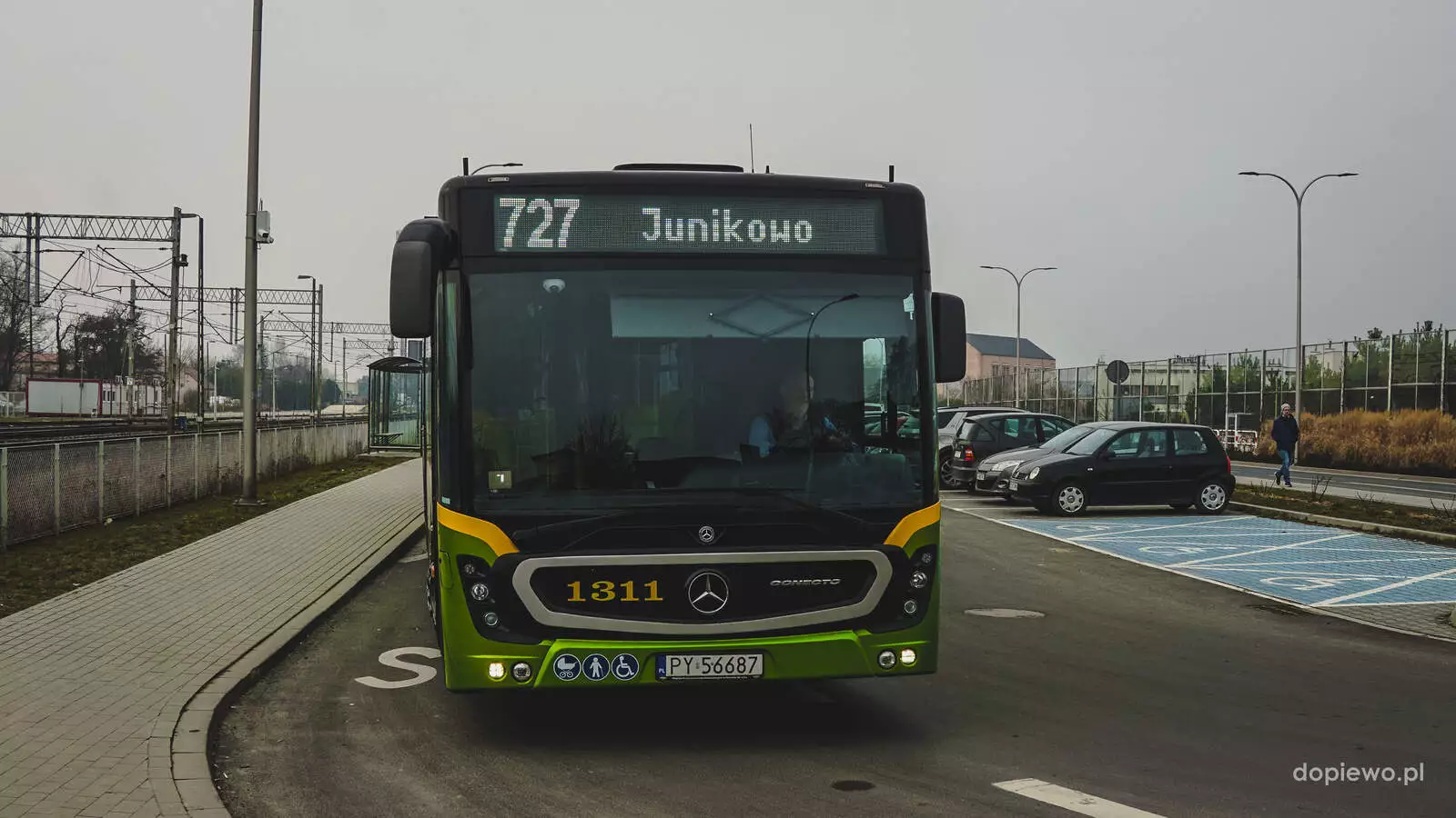 Autobus ZTM na dworcu autobusowym w Palędziu