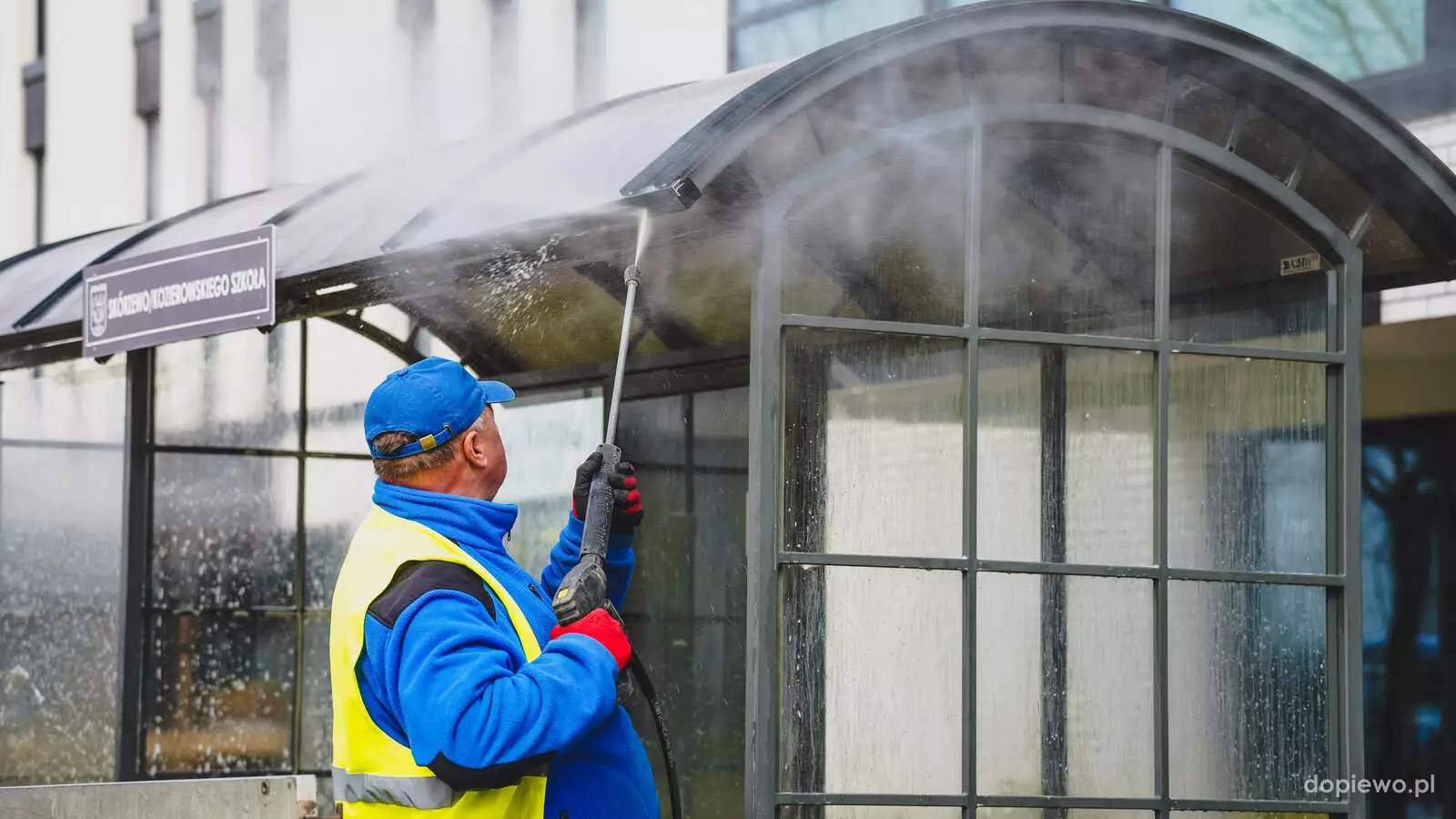 wiosenne porządki na przystankach 