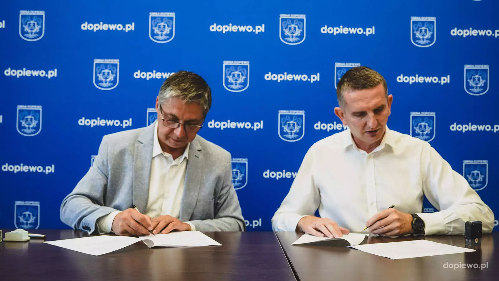 podpisanie umowy na modernizacje syren alarmowych