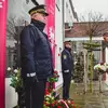 Złożenie kwiatów przy tablicy pamiątkowej w Dopiewie przez Wójta Gminy Dopiewo, Sławomira Skrzypczaka