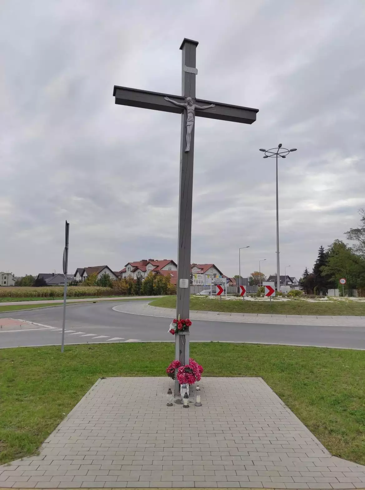 Krzyż w Skórzewie, rondo Postańców Wielkopolskich
