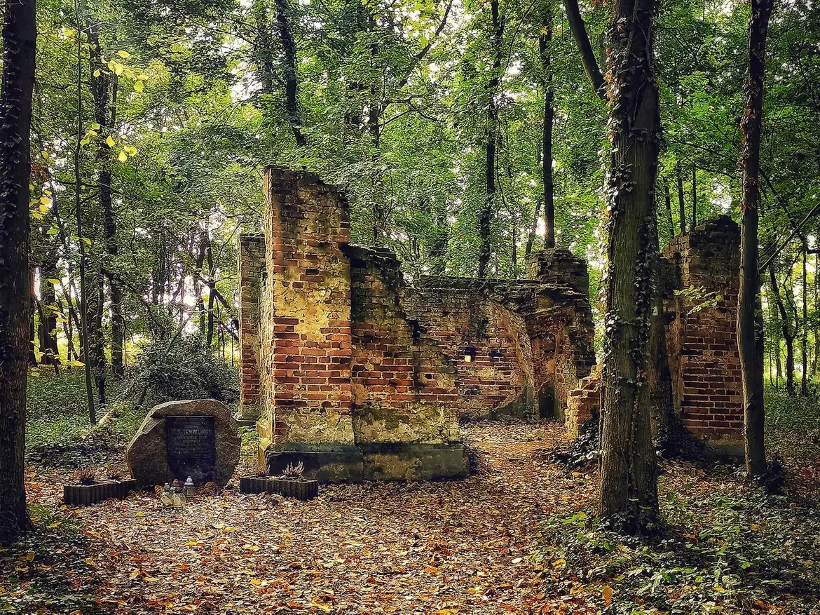 Pomnik rodziny Tempelhoffów, Dąbrówka, Park