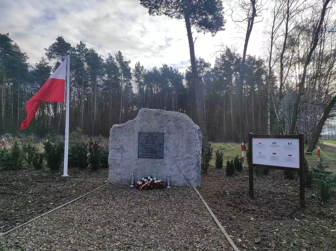 Pomnik upamiętniający więźniów i jeńców obozu pracy w Gołuskach.