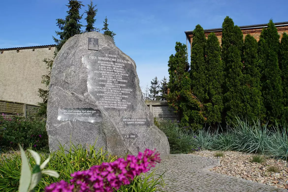 Obelisk Ojca Mariana Żelazka, Palędzie