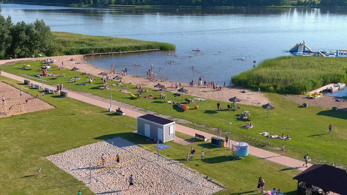 Ścieżka na Owocowej Plaży nad Jeziorem Niepruszewskim w Zborowie