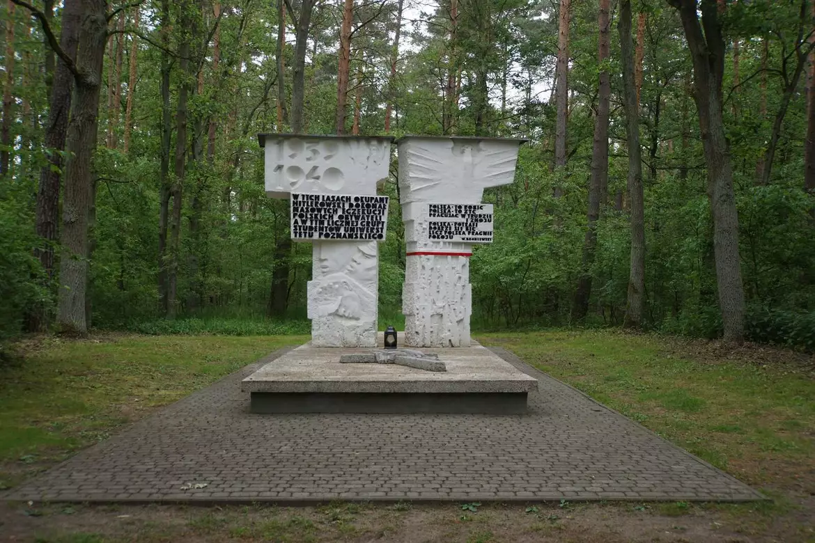 Pomnik Studentów Lasy Palędzia i Zakrzewa