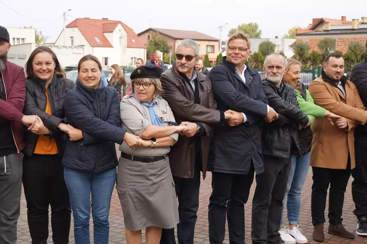 Wójt Gminy Dopiewo - Paweł Przepióra oraz Kierownik Referatu oświaty, kultury, sportu i zdrowia Urzędu Gminy Dopiewo - Tomasz Kąkolweski podczas 25-lecia Szczepu ZHP w Dopiewie