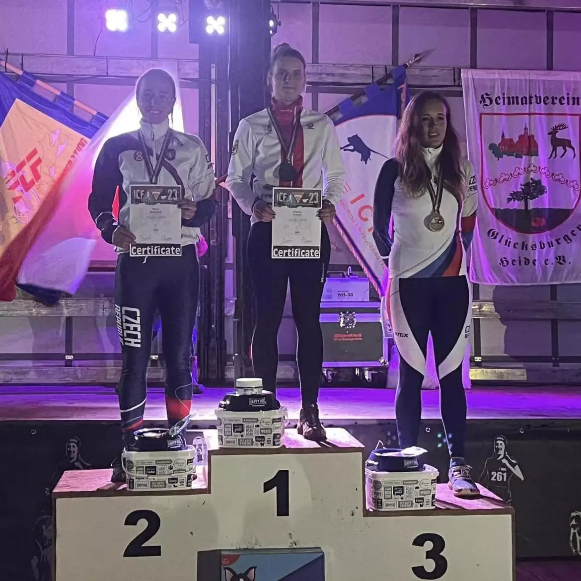 Paulina Frelich na podium podczas Mistrzostw Świata w bikejoringu w Niemczech