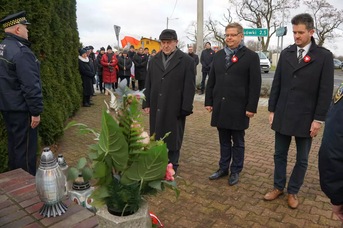 sołtys Trzcielina A. Sammler, Wójt P. Przepióra i Z-ca Wójta P. Jazy składający kwiaty w Trzcielinie