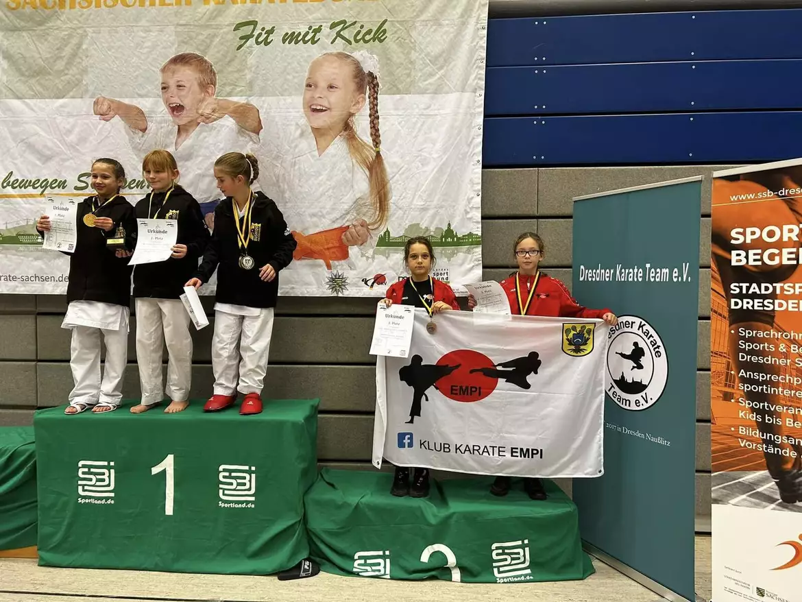 Zawodniczki Klubu Karate Empi z brązowymi medalami na zawodach w Dreźnie