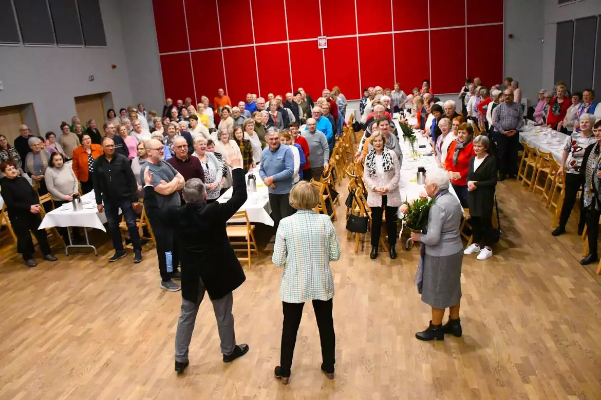 Spotkanie dopiewskich seniorów z aktorem - Mieczysławem Hryniewiczem