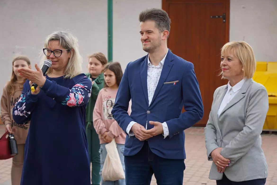 Dyrektor Szkoły - Aleksandra Maryanowska-Naja, Zastępca Wójta Gminy Dopiewo - Paweł Jazy oraz Sołtys Dopiewca - Mariola Nowak