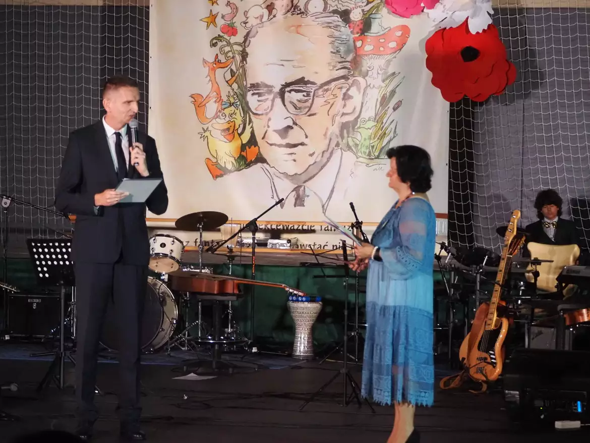Sławomir Skrzypczak i Violetta Czerniak podczas obchodów 30-lecia szkoły w Dopiewie