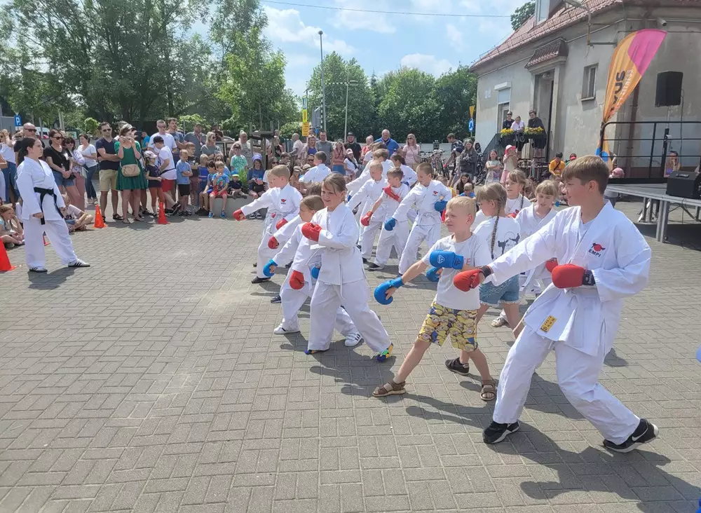 Dzieci ćwiczą karate