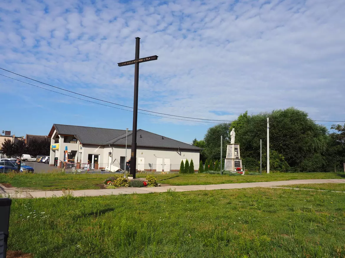 Widok z oddali, z wysokości kościoła. Na pierwszym planie krzyż kościelny