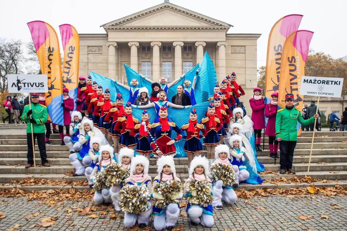 Mażoretki Gminy Dopiewo na Paracie ulicą Św. Marcina w Poznaniu