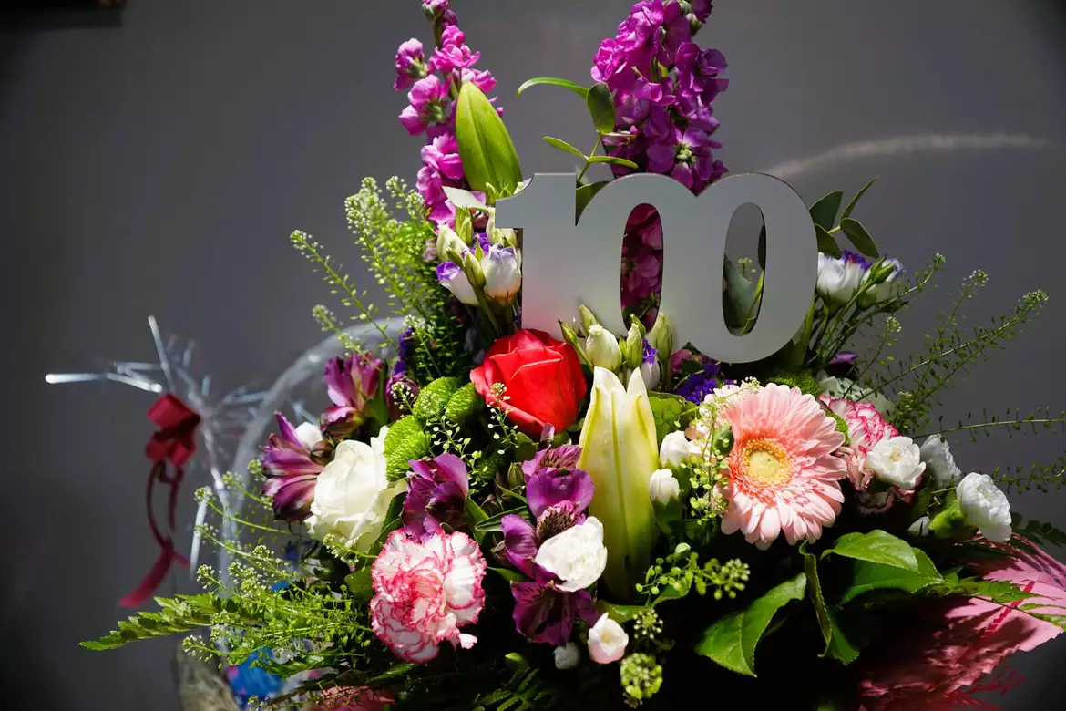 Dziś swoje 100. urodziny obchodzi pani Lucyna, mieszkanka Skórzewa. Z tej wyjątkowej okazji jubilatkę odwiedzili Wójt Gminy Dopiewo Sławomir Skrzypczak oraz kierownik Urzędu Stanu Cywilnego w Dopiewie Natalia Szajstek.