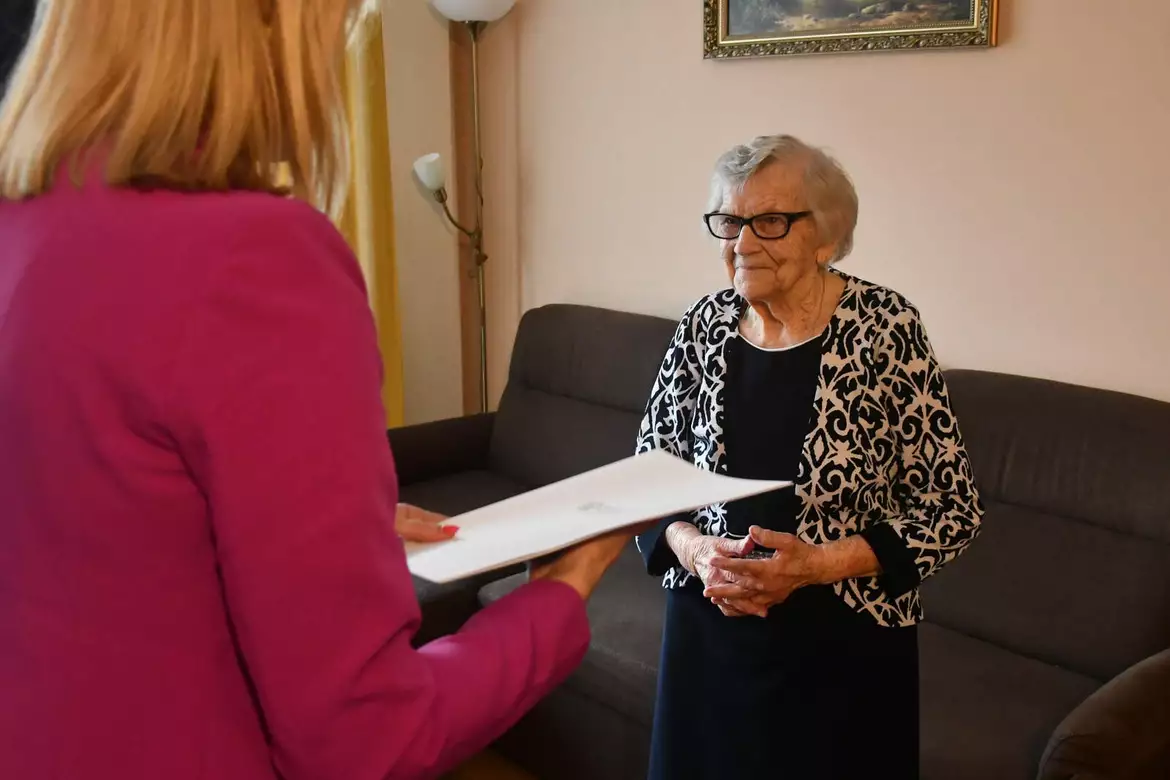 Dziś swoje 100. urodziny obchodzi pani Lucyna, mieszkanka Skórzewa. Z tej wyjątkowej okazji jubilatkę odwiedzili Wójt Gminy Dopiewo Sławomir Skrzypczak oraz kierownik Urzędu Stanu Cywilnego w Dopiewie Natalia Szajstek.