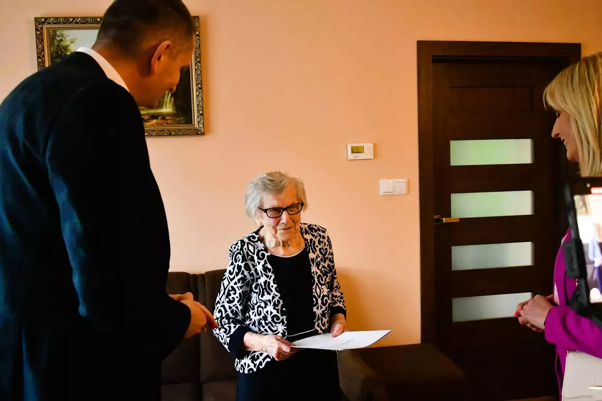 Dziś swoje 100. urodziny obchodzi pani Lucyna, mieszkanka Skórzewa. Z tej wyjątkowej okazji jubilatkę odwiedzili Wójt Gminy Dopiewo Sławomir Skrzypczak oraz kierownik Urzędu Stanu Cywilnego w Dopiewie Natalia Szajstek.