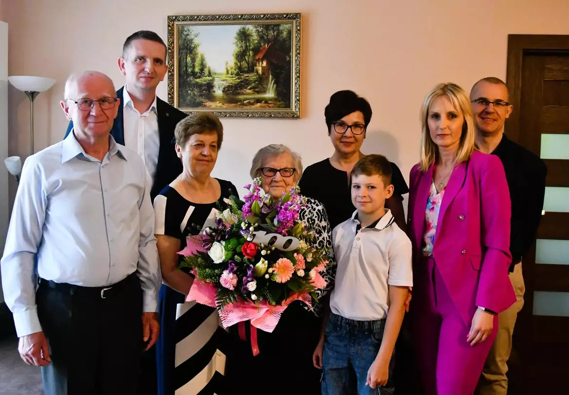 Stulatka z rodziną, Wójtem i kierownikiem USC