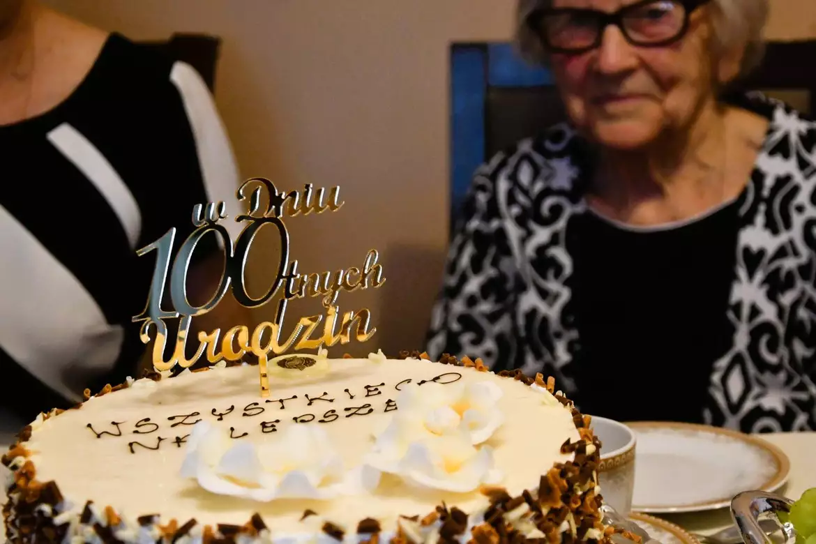 Dziś swoje 100. urodziny obchodzi pani Lucyna, mieszkanka Skórzewa. Z tej wyjątkowej okazji jubilatkę odwiedzili Wójt Gminy Dopiewo Sławomir Skrzypczak oraz kierownik Urzędu Stanu Cywilnego w Dopiewie Natalia Szajstek.