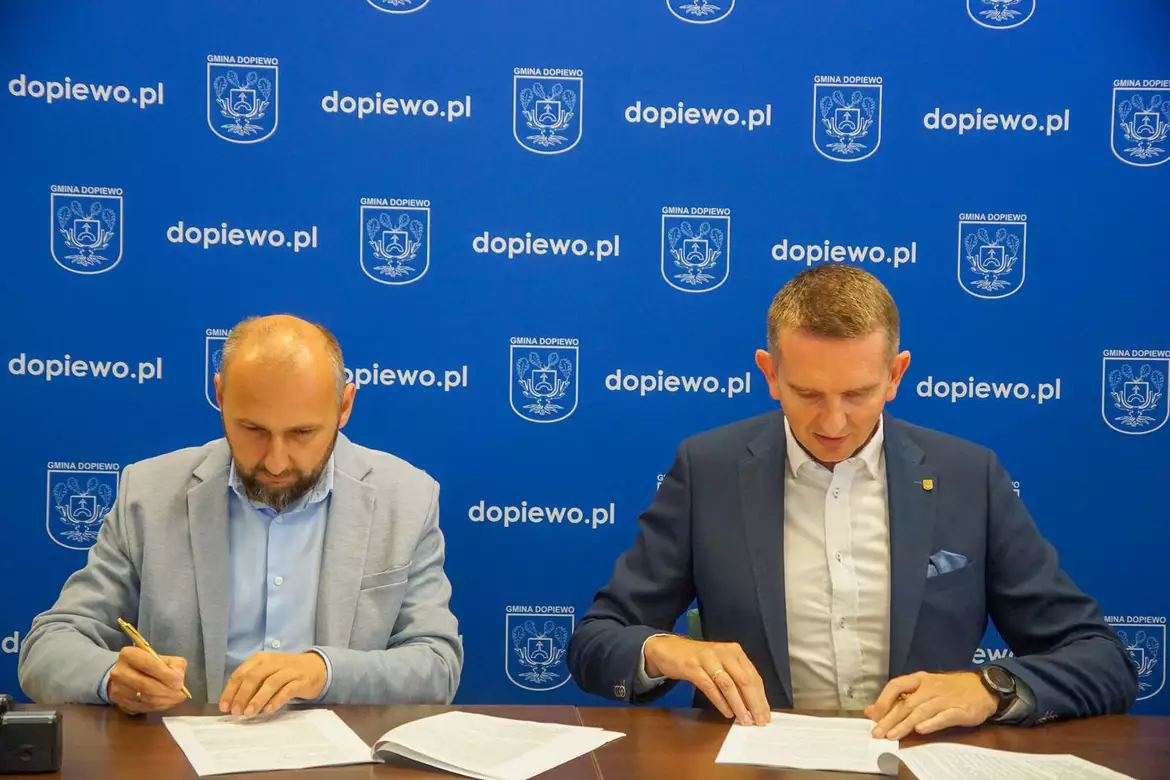 Wójt Gminy Dopiewo Sławomir Skrzypczak podpisał umowę na DWT