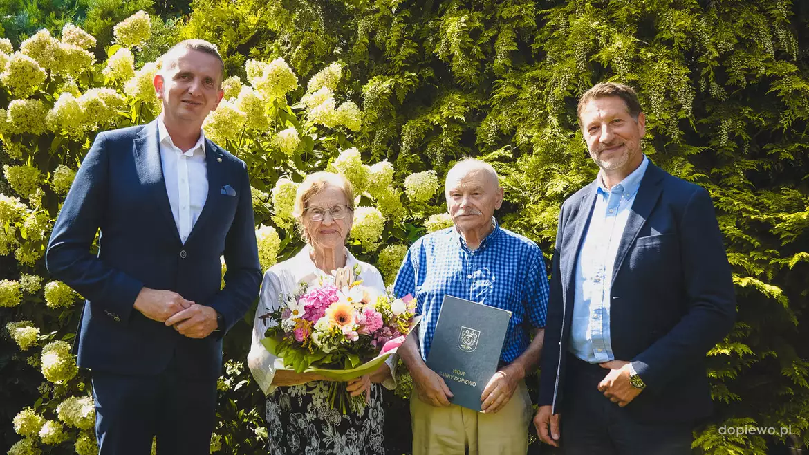 wójt Sławomir Skrzypczak i sołtys Paweł Bączyk podczas diamentowego jubileuszu w Skórzewie