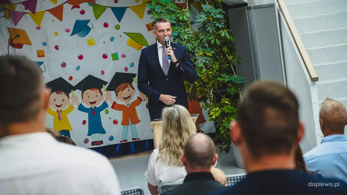 Wójt Sławomir Skrzypczak na rozpoczęciu roku szkolnego w Dopiewcu