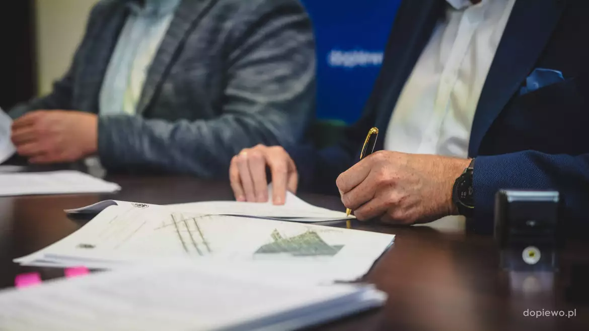 podpisanie umowy na projektowanie DWT i trzy ul. w Dopiewie