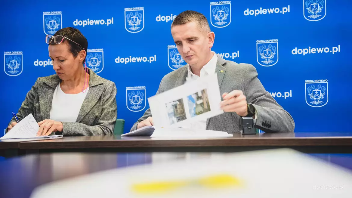 podpisanie umowy na rozbudowę szkoły w Dąbrowie