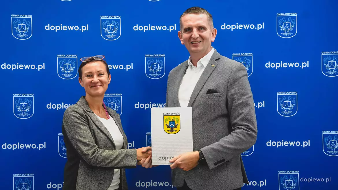 podpisanie umowy na rozbudowę szkoły w Dąbrowie