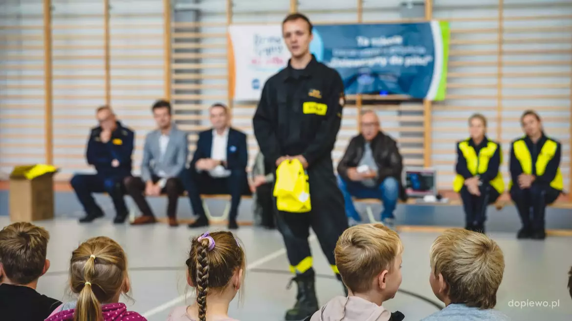 Strażak podczas akcji Odblaskowy Pierwszoklasista