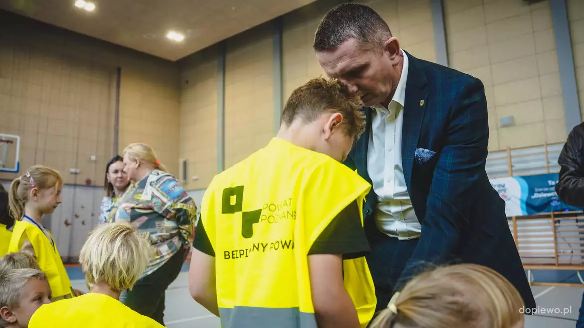 Odblaskowy pierwszoklasista otrzymuje kamizelkę od Wójta Sławomira Skrzypczaka