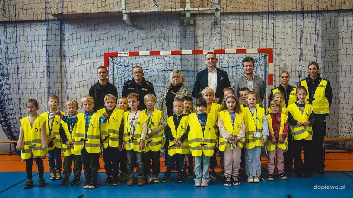 Uczniowie SP w Dąbrowie podczas akcji Odblaskowy Pierwszoklasista