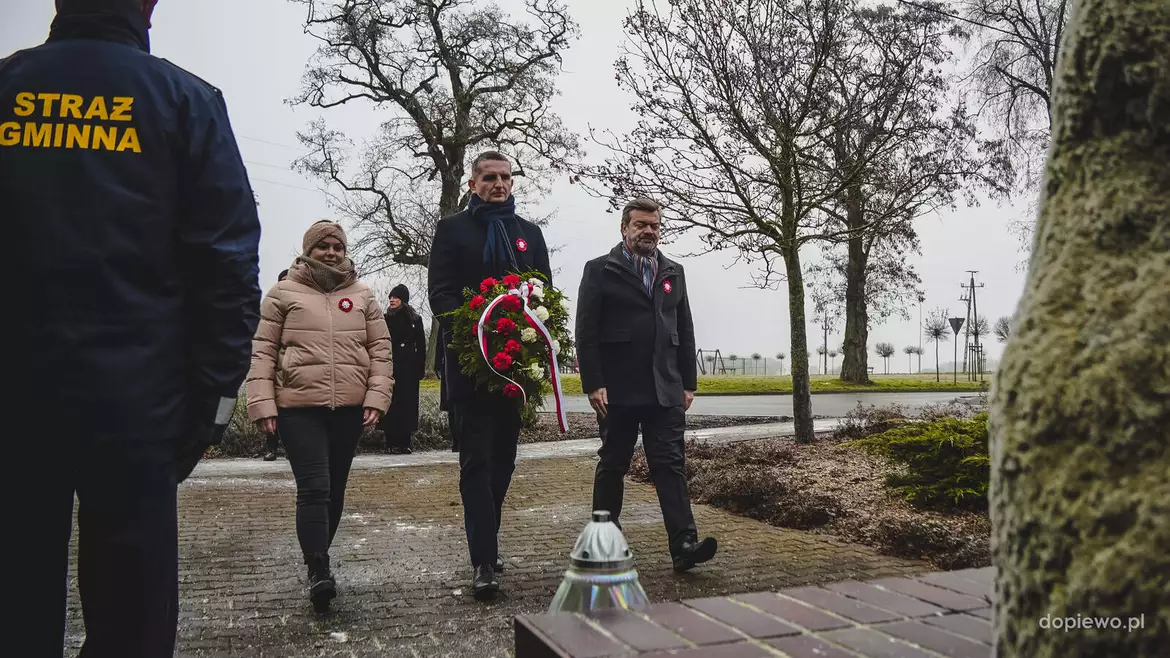 Złożenie kwiatów w miejscach pamięci podczas 107. rocznicy wybuchu Powstania Wielkopolskiego